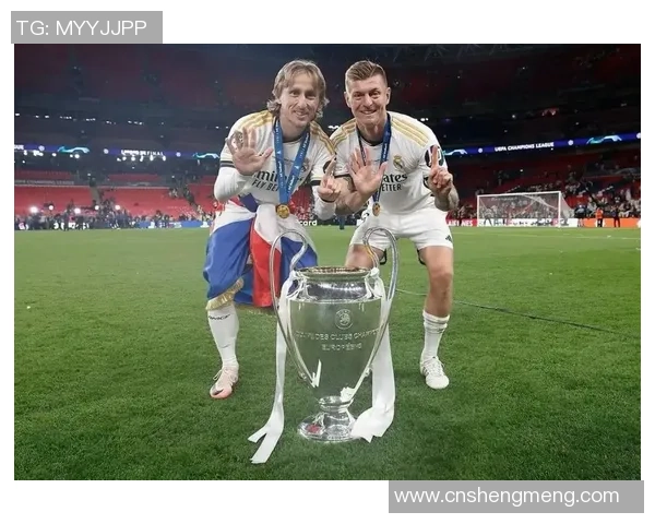 克罗斯领衔皇马新篇章展现足球艺术与团队精神的完美结合